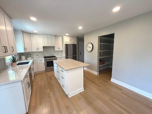 Building Photo - 1019 Thunderbird Ln
