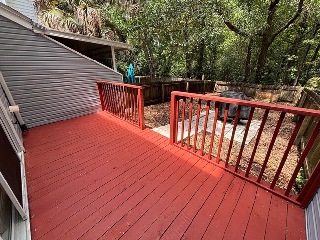 Building Photo - 2BR/2.5BA Townhome with In-Unit Laundry, Fenced Backyard, Garage, & Fireplace! Move-In Ready! Pri...