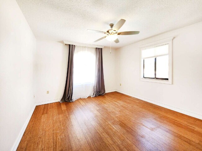 Building Photo - "3-Bed, 3-Bath Gem in New Port Richey with 2,233 Sq Ft of Living Space!"