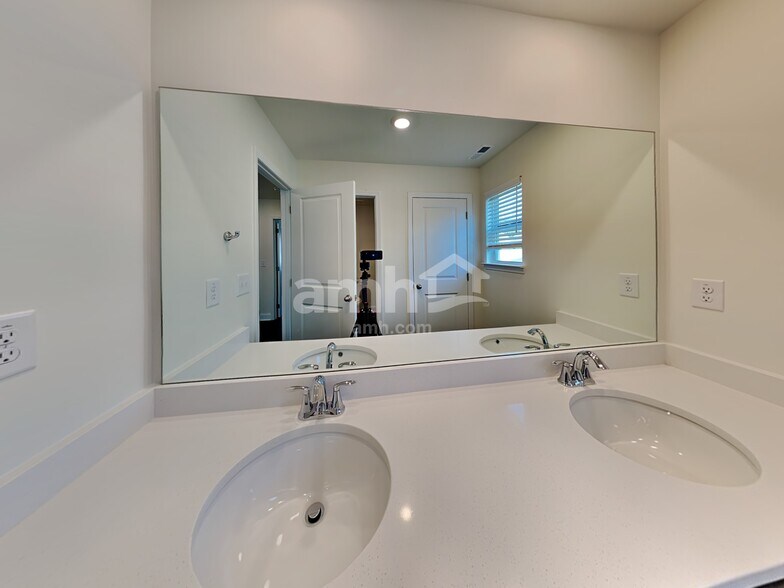 Building Photo - 799 Carnaby Ln