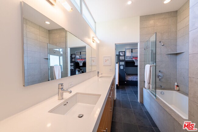 Building Photo - 2511 Wild Oak Dr