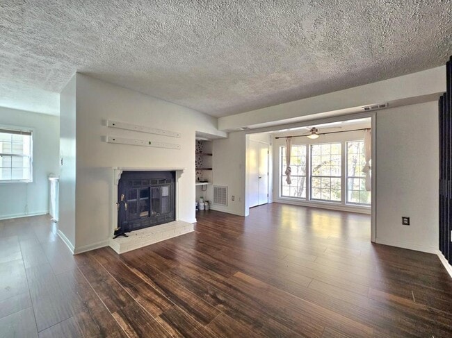 Building Photo - 7660 Willow Point Dr