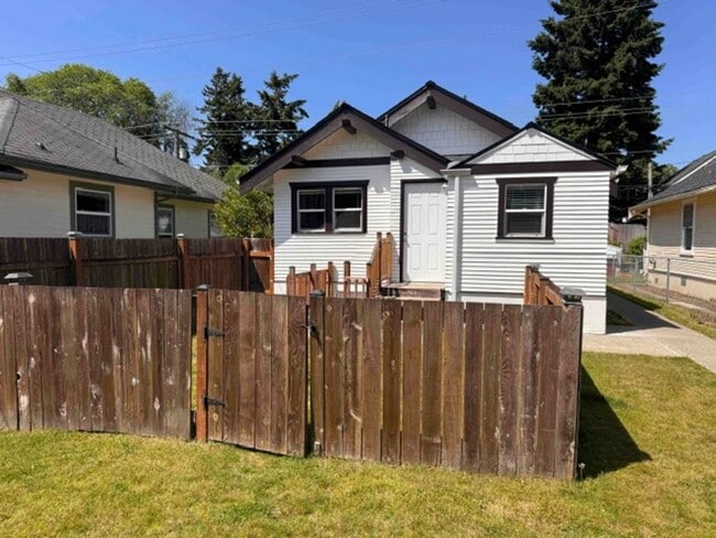 Building Photo - Bremerton Two Bedroom House for rent! Fully Fenced Yard, Available 06/10!