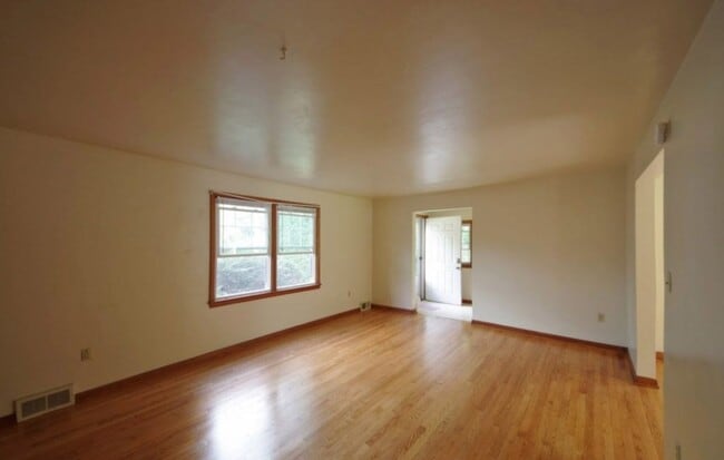Building Photo - Sparks Street Duplex
