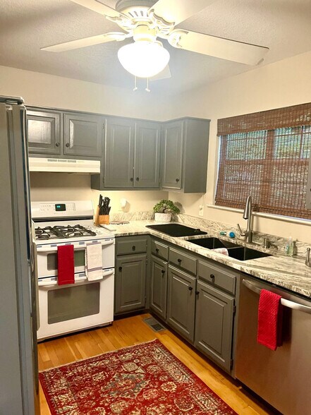 Building Photo - 1072 Valley View Dr