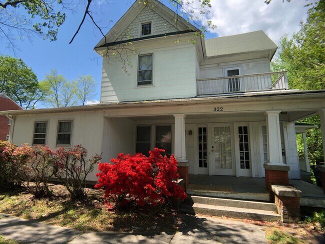 Building Photo - Great 2nd floor apt next to Greensboro College and convenient to downtown!