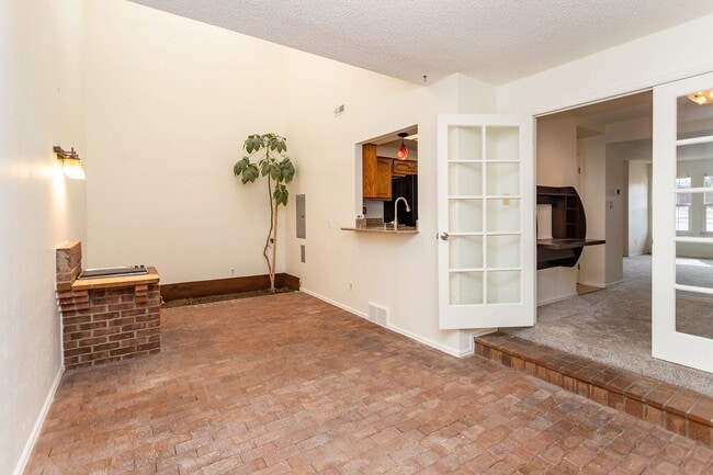 Building Photo - Beautifully Maintained Townhome with Fantastic Amenities