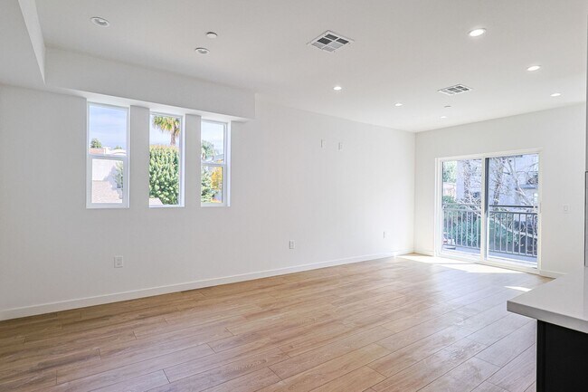 Building Photo - 4 Bed | 4.5 Bath | 2024 Construction | Tow...