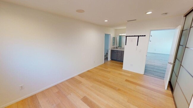 Building Photo - Spacious and beautifully updated 4 bedroom home available for long or short term lease.