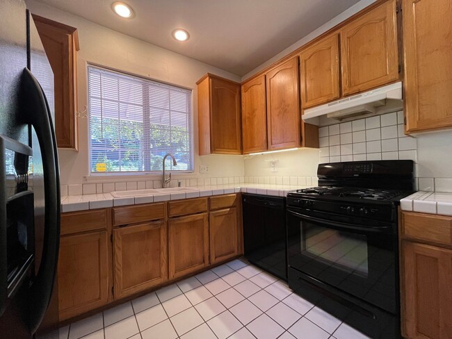 Building Photo - Spacious 3 Bedroom, 2.5 Bathroom w/ Bonus ...