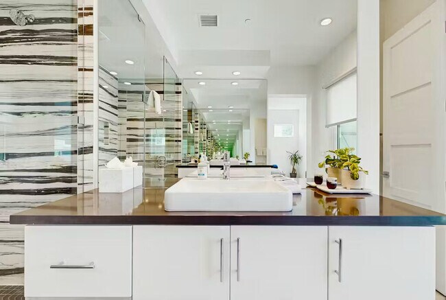 Building Photo - 3534 Ambassador Dr