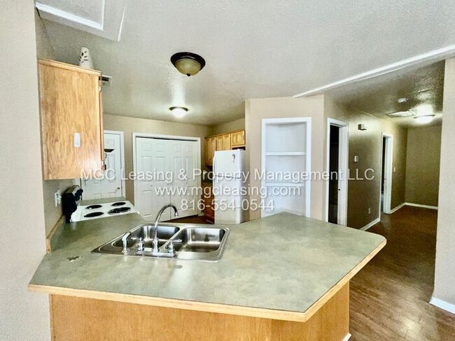 Building Photo - RANCH STYLE DUPLEX AVAILABLE NOW, SELF TOU...