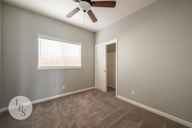 Building Photo - 753 Applegate Ave