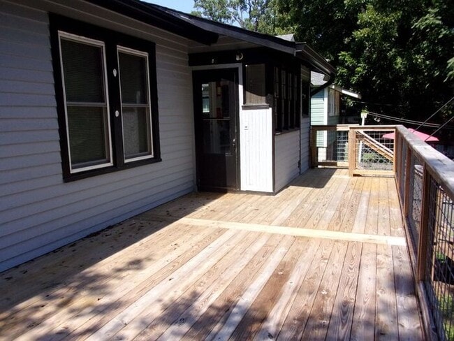 Building Photo - 4 Bedroom 2 Bath Home Blocks to Downtown R...