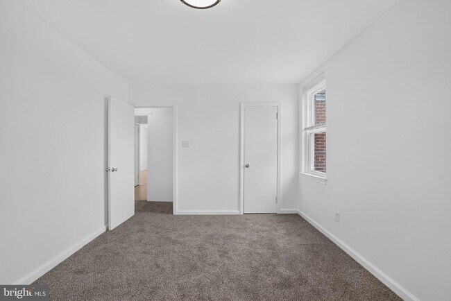 Building Photo - 1301 E Johnson St
