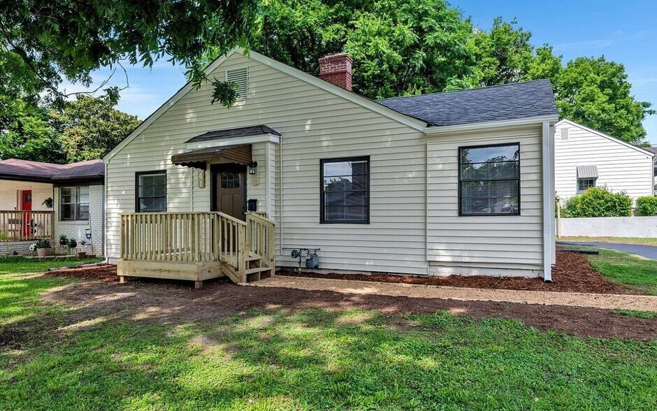 Building Photo - 741 Center Pl SW