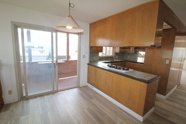 Building Photo - 3 Bedroom + 3 Bathroom Unit | Oxnard Shores | Unfurnished