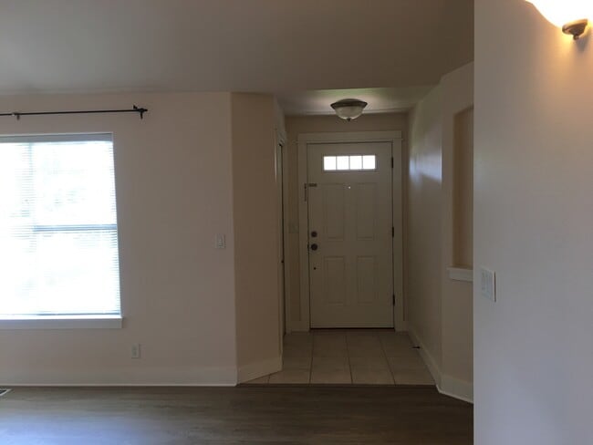 Building Photo - Beautiful 3 bedroom 2 bath home