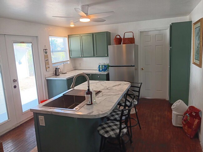 Building Photo - 206 2nd St NW