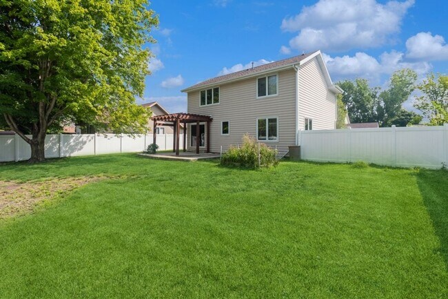 Building Photo - FINISHED BASEMENT WITH FENCED YARD! 4 Bedroom, 3.5 Bathroom Home in Ames