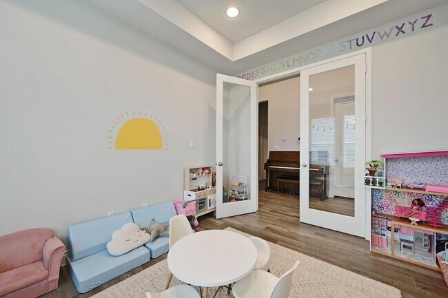 Building Photo - 132 Cyrus Milton Dr