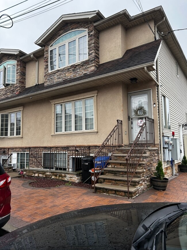 Primary Photo - 98 Crabtree Ave