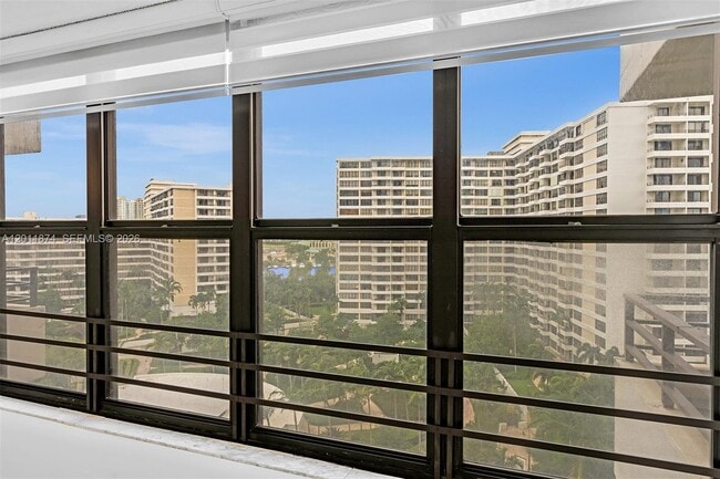 Building Photo - 2500 Parkview Dr
