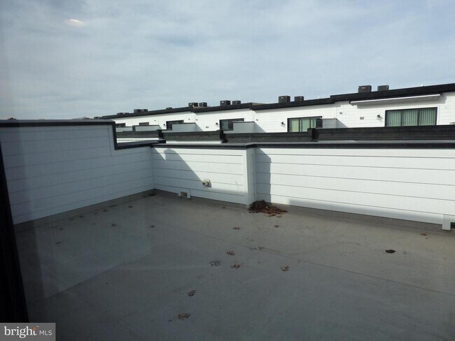 Building Photo - 11360 Emerald Park Rd