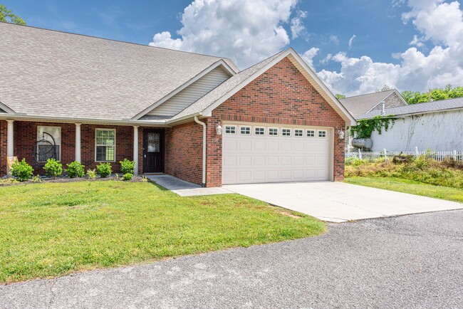 Primary Photo - 206 Janet Ln
