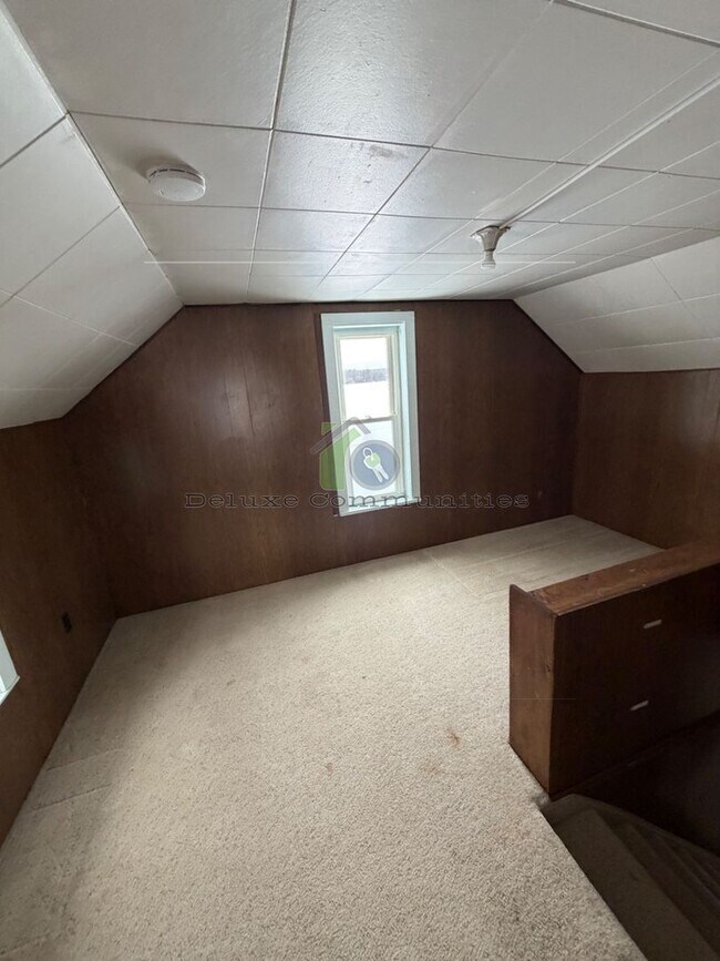 Building Photo - SINGLE FAMILY 2 Bed Available NOW in MARNE!