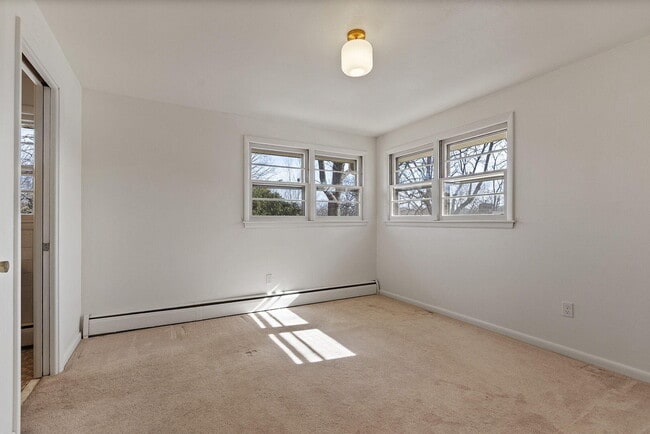 Building Photo - 340 Crown Point