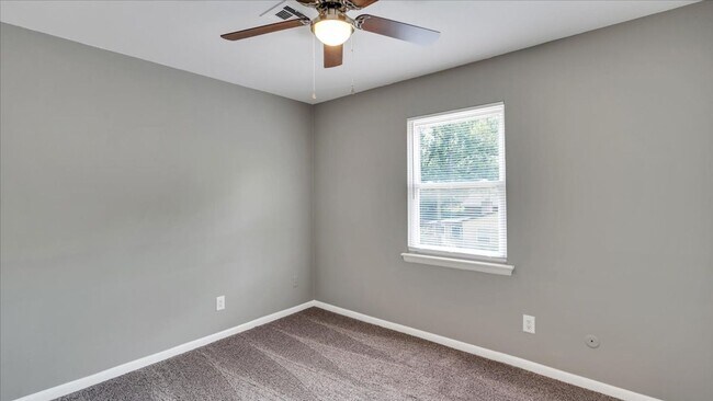 Building Photo - Beautiful 3 bedroom / 1.5 bath