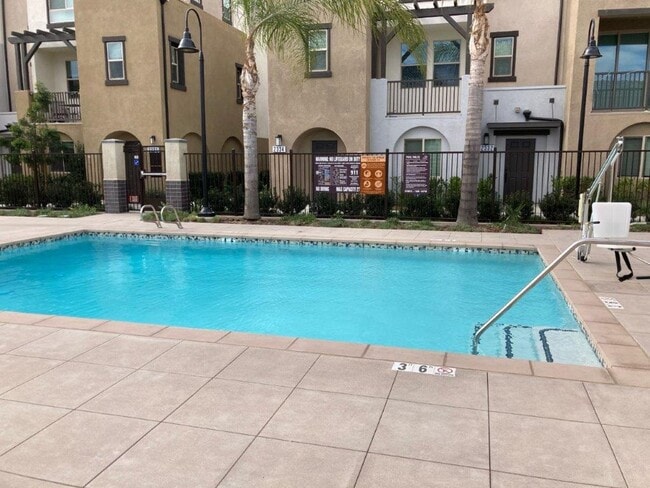 Building Photo - 4 Bedroom TownHome in the Skyline Community