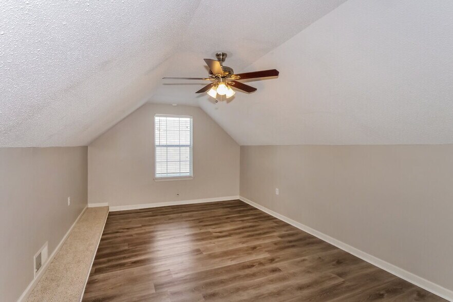 Building Photo - 40 Center Oak Dr