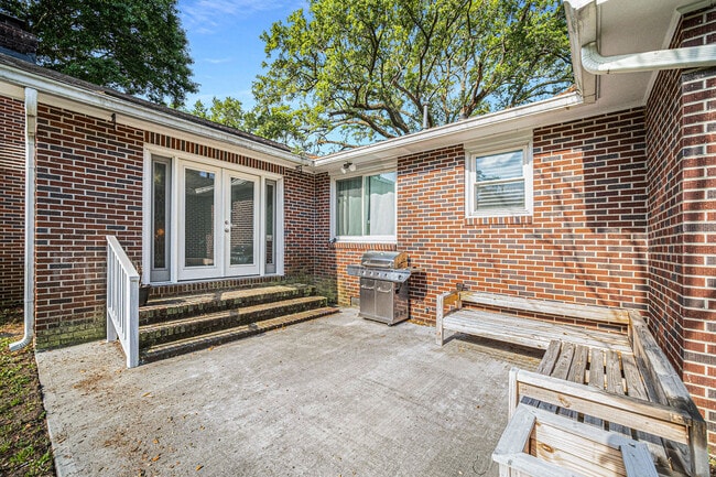 Building Photo - 5112 Victoria Ave