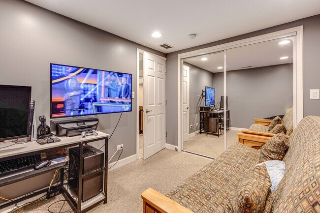 Building Photo - 1315 N Northwest Hwy