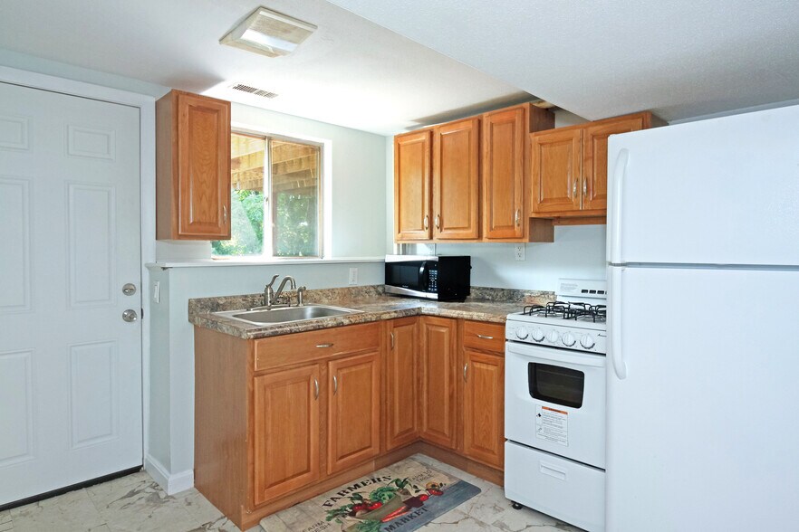 Kitchen2 - 88 Saint Mary St