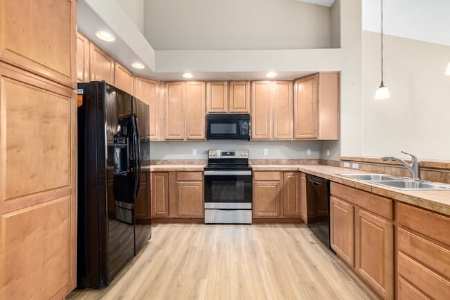 Building Photo - This beautiful 3-bedroom, 3-bathroom in Parker