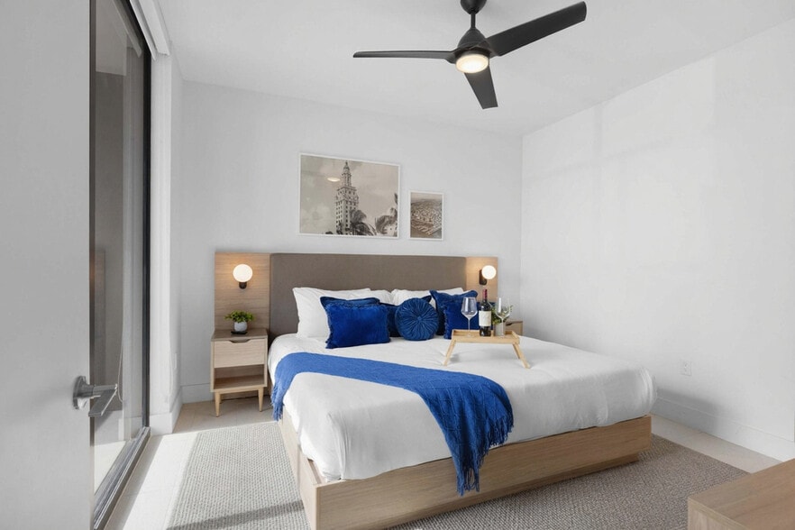 Building Photo - 601 NE 1st Ave