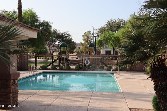 Building Photo - 1009 E Iris Dr