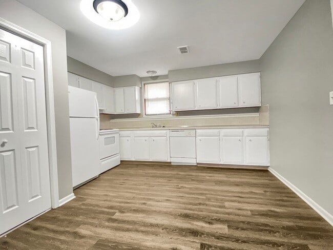 Building Photo - 4179 Oak Park Dr SE