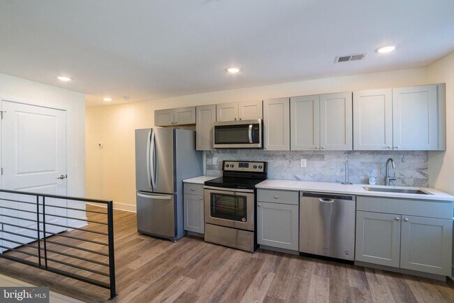 Building Photo - 2444 Frankford Ave