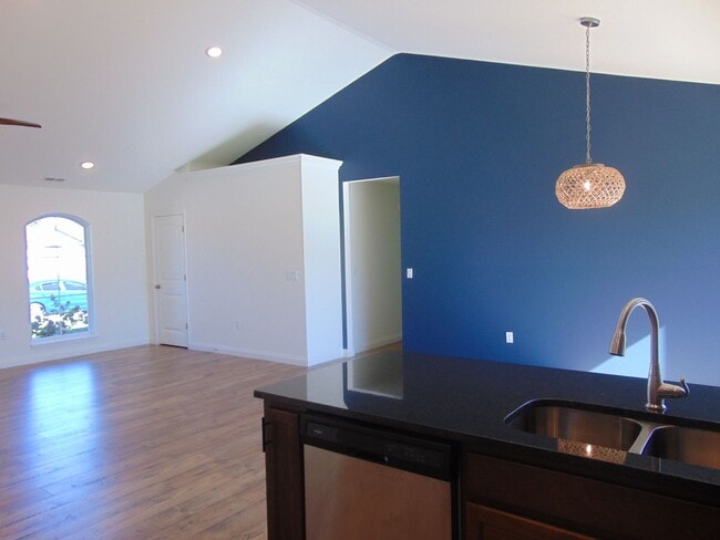 Building Photo - Sensational 3 Bed 2 Bath House!