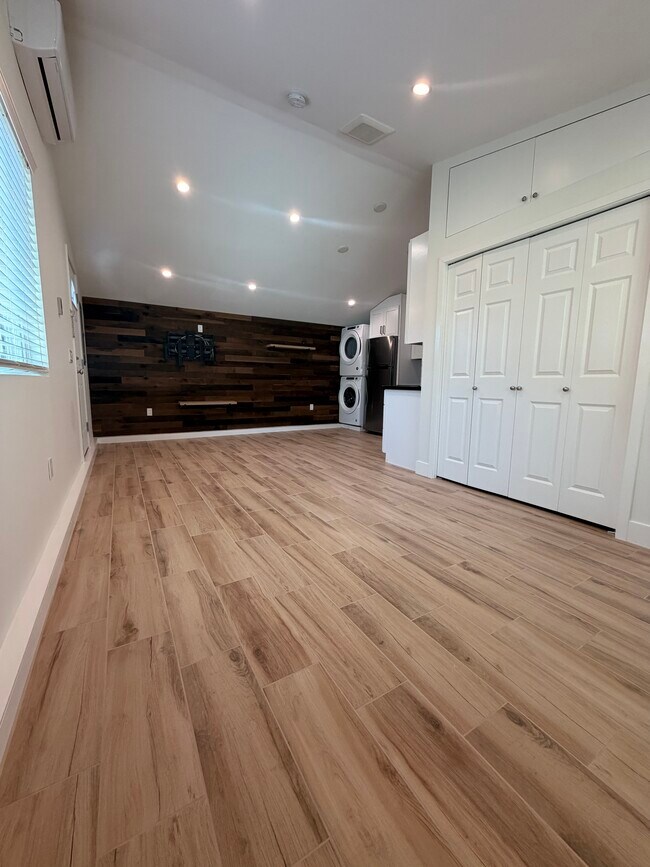 Building Photo - 7539 Royer Ave