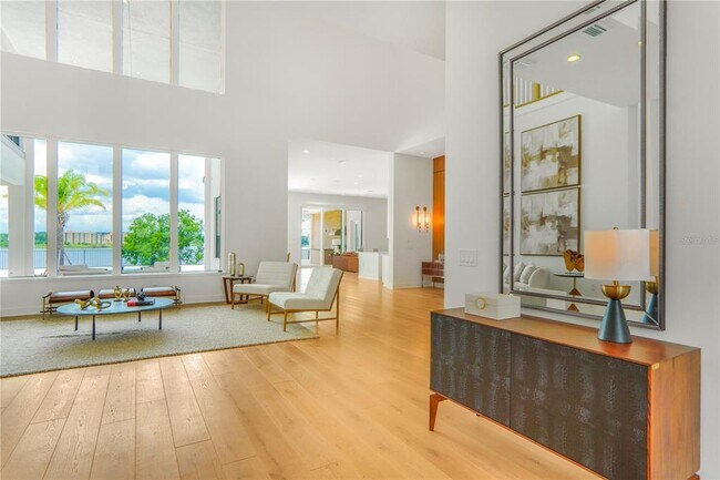 Building Photo - 15023 Pendio Dr