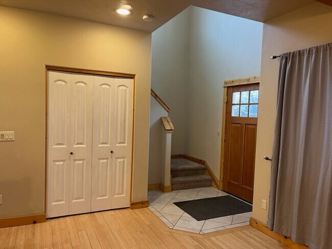 Building Photo - Charming 3 Bed + Loft Row Home in Quiet Neighborhood | 2.5 Baths | 2-Car Garage