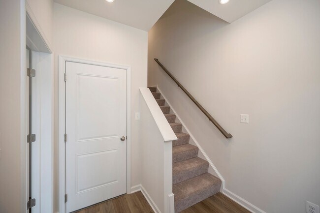 Building Photo - 325 Crab Apple Dr