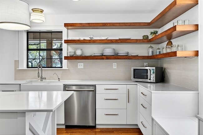 Building Photo - 301 Medlin Creek Loop