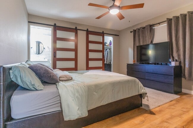 Building Photo - Beautiful 3 Bed 2 Bath - Gorgeous Views & Fenced in Backyard!