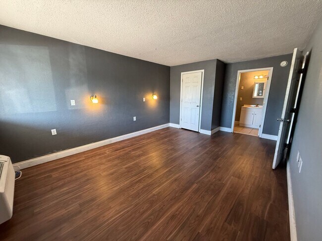 Building Photo - 115 E Valley View Dr